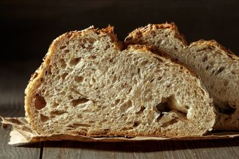 Domowy chleb pszenno-żytni. Przepis Koła Gospodyń Wiejskich