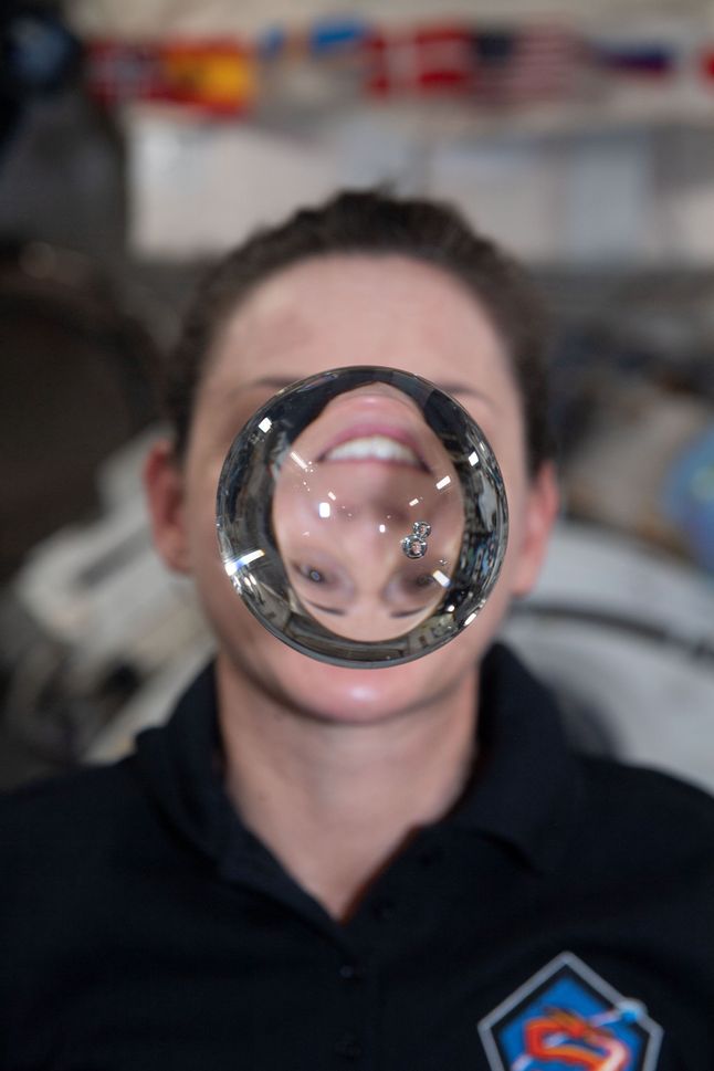 Nicole Mann na zdjęciu z ISS (pełny kadr).