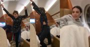 Rozchichotana Kris Jenner śpiewa, twerkuje i robi wykopy na pokładzie prywatnego samolotu (FOTO)