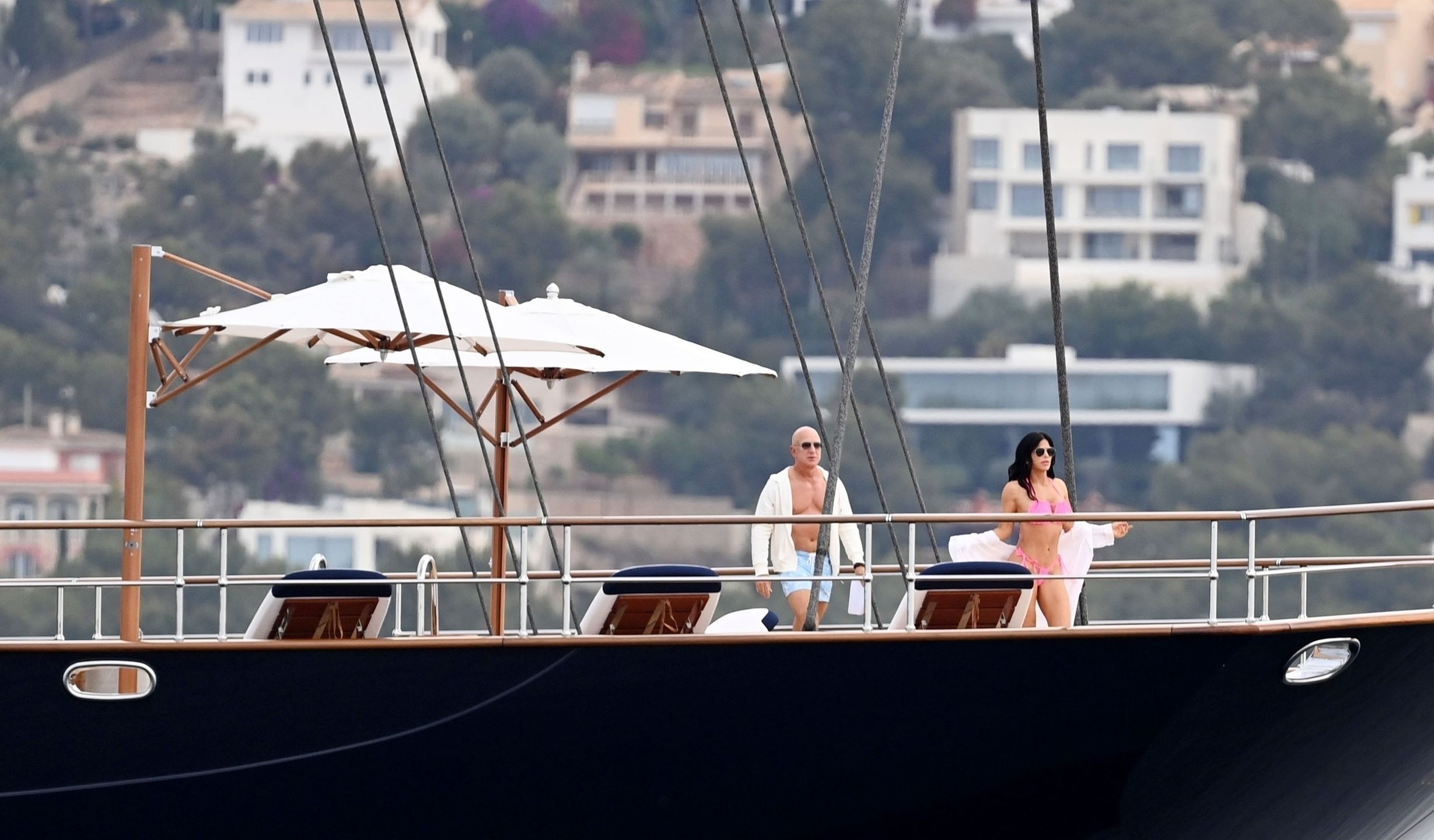 Tak wypoczywa multimiliarder. Jeff Bezos wakacje z ukochaną spędza na jachcie za 500 tysięcy dolarów