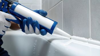 Wymiana silikonu w łazience – ile kosztuje taka usługa? Oto aktualne stawki