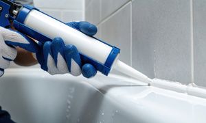 Wymiana silikonu w łazience – ile kosztuje taka usługa? Oto aktualne stawki