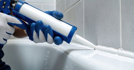 Wymiana silikonu w łazience – ile kosztuje taka usługa? Oto aktualne stawki