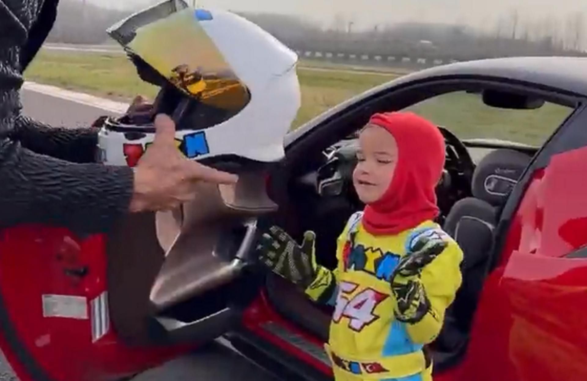 Trzylatek za kierownicą Ferrari