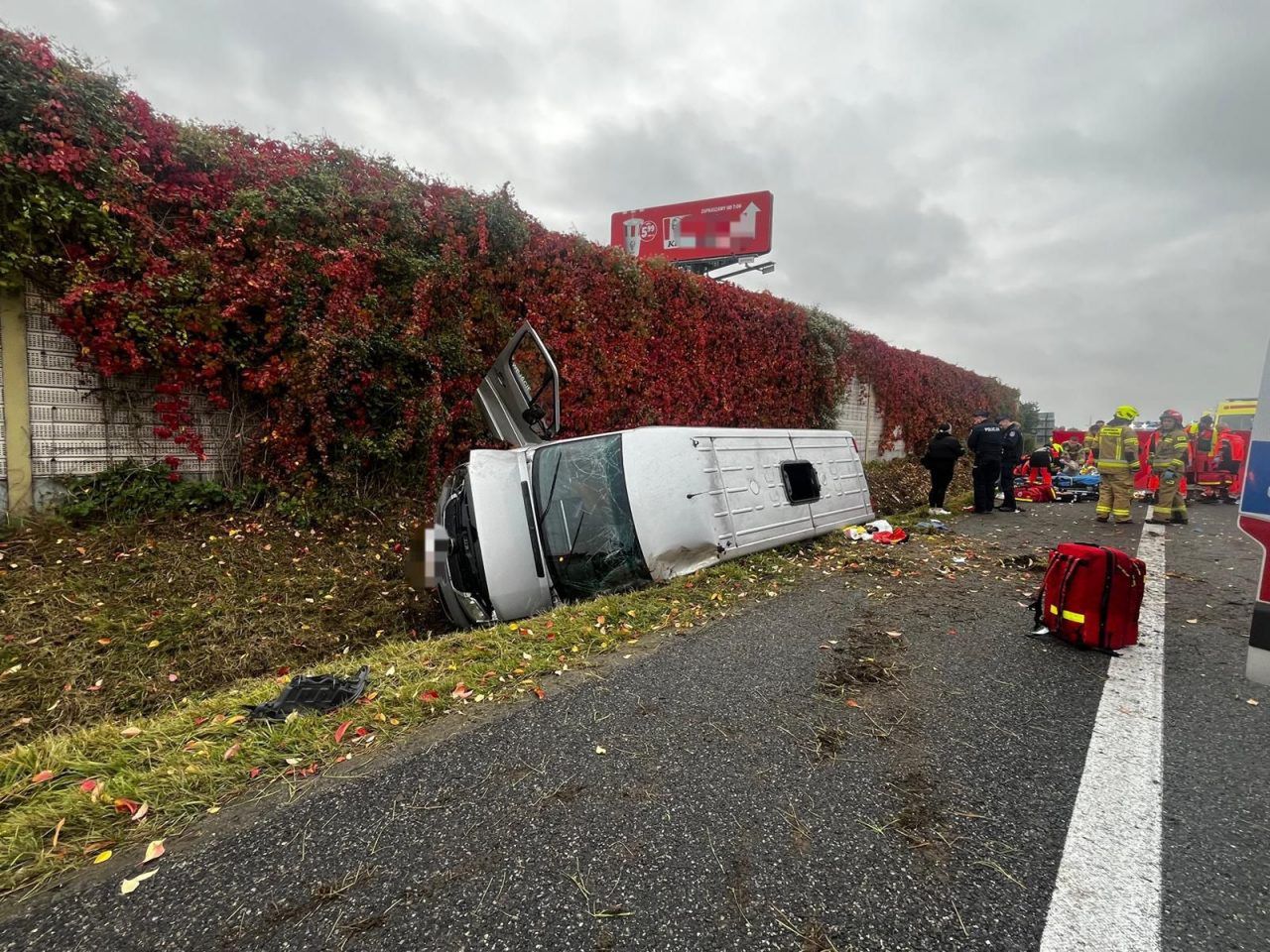 Grójec: Dachowanie busa na S7. Są ranni