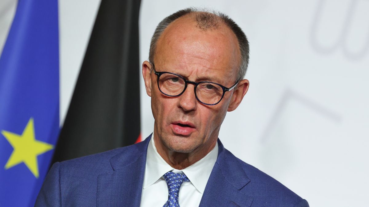 Germany's Chancellor Friedrich Merz addresses a press conference upon the signing of the declaration on deploying post-ceasefire force in Ukraine during the Coalition of the Willing summit on security guarantees for Ukraine, at the Elysee Palace in Paris, France, 06 January 2026. EPA/LUDOVIC MARIN / POOL MAXPPP OUT Dostawca: PAP/EPA.
