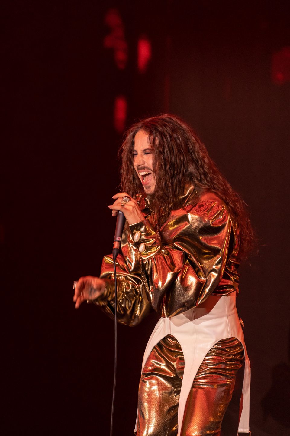 "Ozłocony" Michał Szpak WYWIJA CZUPRYNĄ promując znany szampon