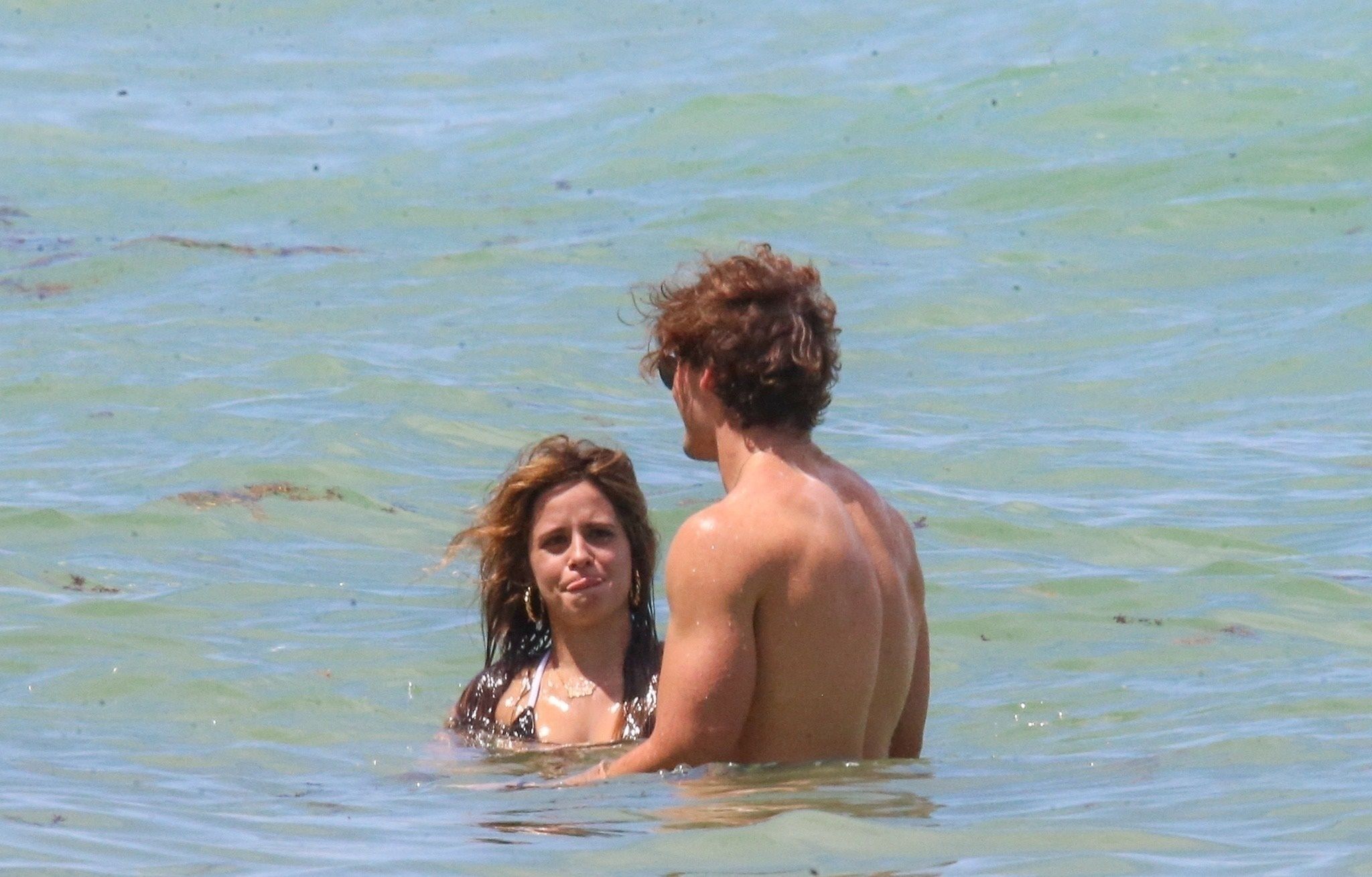 Camila Cabello na plaży z tajemniczym przystojniakiem 