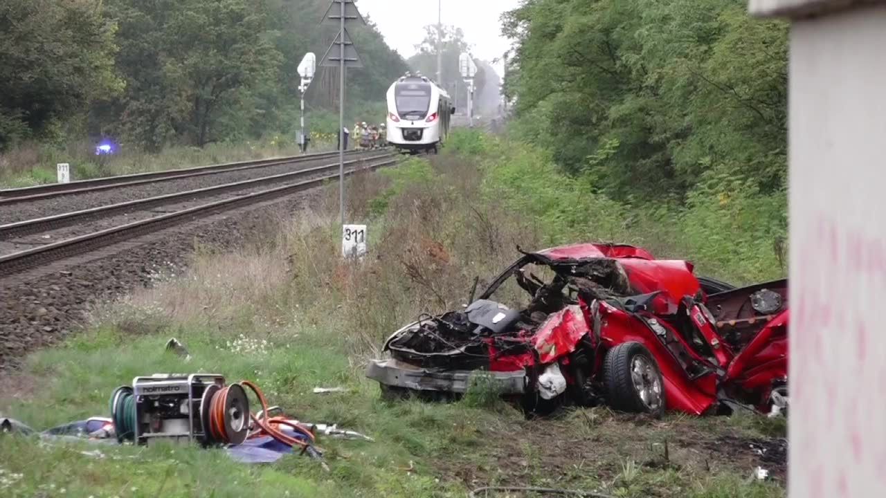 Szynobus uderzył w samochód osobowy w Lubuskiem. Kobieta i dwójka jej dzieci w szpitalu.