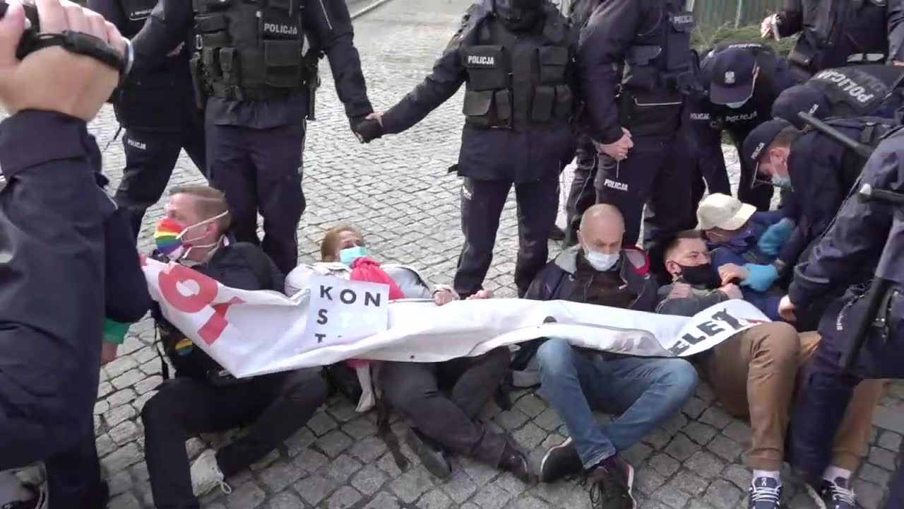 Zablokowali wjazd, policja siłą ich usunęła. Protest w obronie sędziego Tulei przed Sądem Najwyższym.