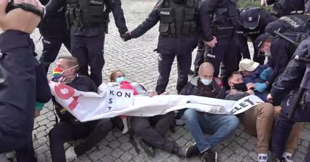 Zablokowali wjazd, policja siłą ich usunęła. Protest w obronie sędziego Tulei przed Sądem Najwyższym.