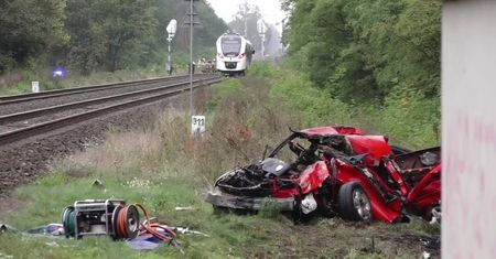 Szynobus uderzył w samochód osobowy w Lubuskiem. Kobieta i dwójka jej dzieci w szpitalu.