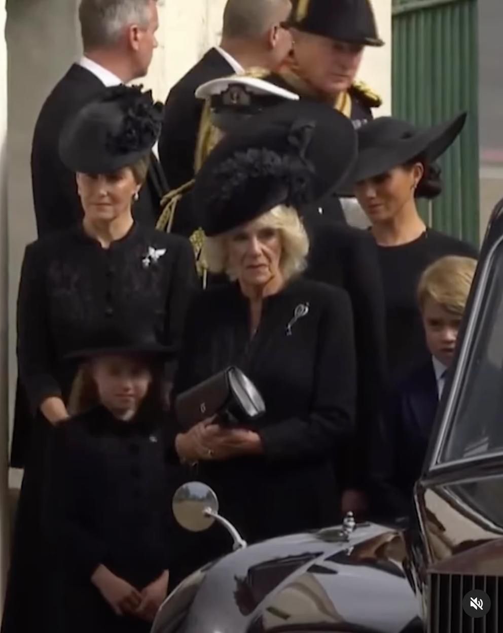 Księżniczka Charlotte wymieniła spojrzenia z Meghan Markle na pogrzebie królowej