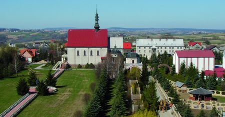 Kałków-Godów. Sanktuarium. Wydzielono miejsca modlitwy św. Maksymiliana Kolbego, ks. Jerzego Popiełuszki i prymasa Stefana Wyszyńskiego