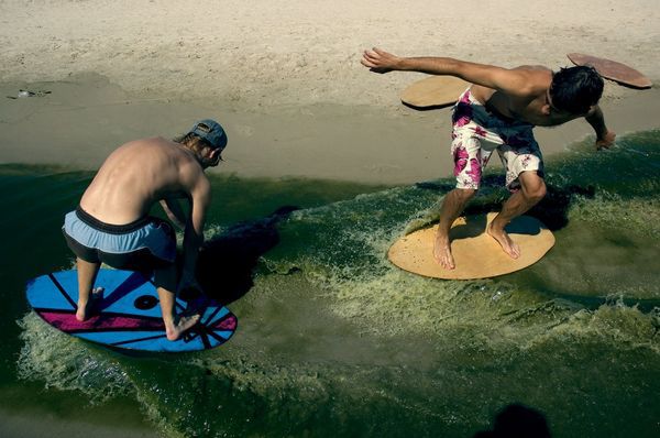 Ewolucje na skimboardzie