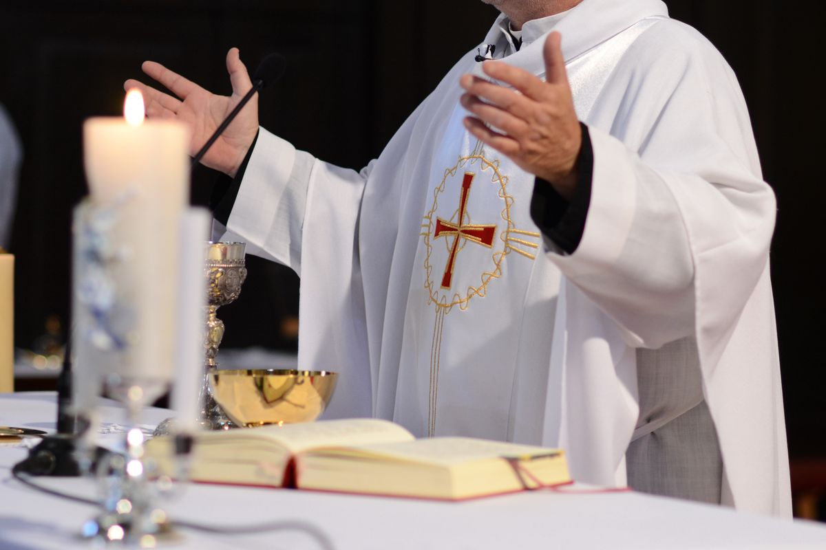 Ksiądz wyrzucił trumnę z kościoła. Przerażające tłumaczenie