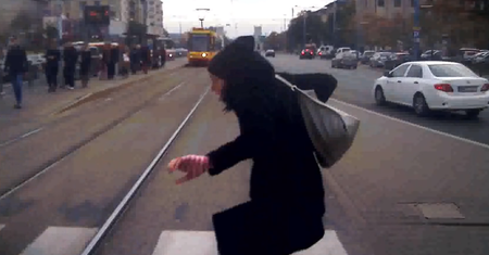 Odłóż smartfon i żyj. Genialna akcja tramwajów warszawskich