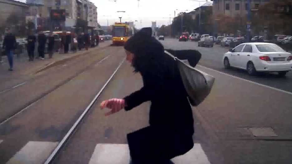 Kobieta była wpatrzona w telefon i nie zauważyła nadjeżdżającego tramwaju