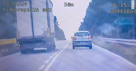 Wyprzedzał cieżarówką na “czołówkę”, na skrzyżowaniu i wniesieniu- niebezpieczne manewry drogowego pirata uwiecznił policyjny videorejestrator.