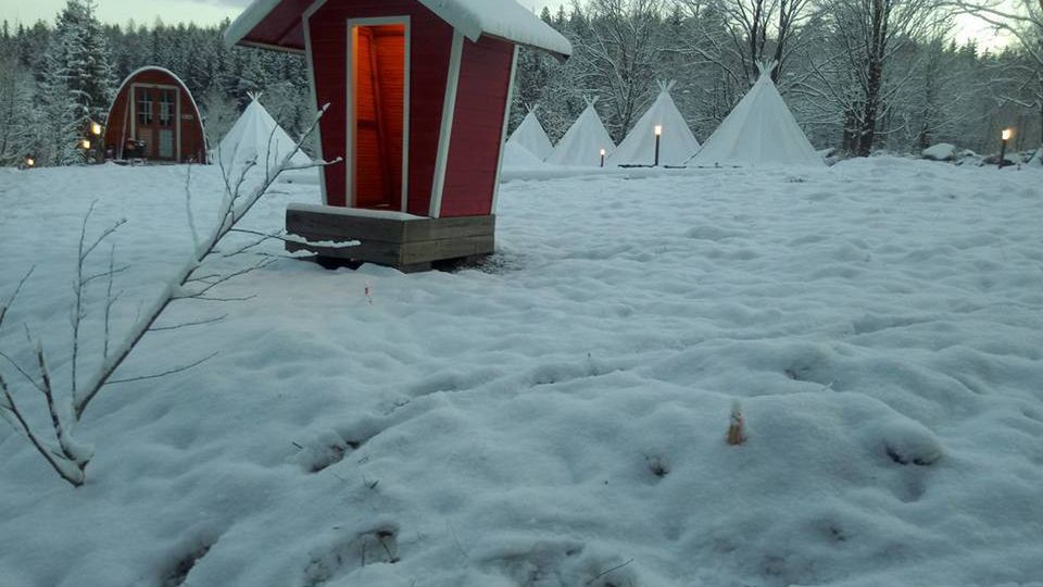 Początkowo można będzie rezerwować miejsca w pięciu namiotach, które mieszczą od 4 do 8 osób. Zatem jednocześnie w polskiej Laponii na nocleg liczyć może od 20 do 40 osób