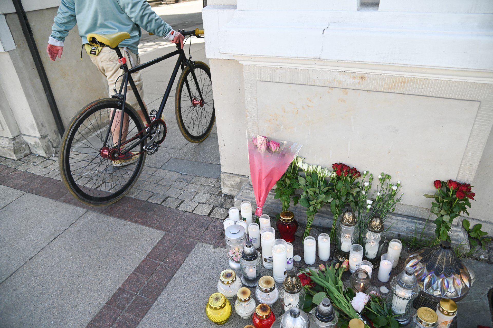 Kwiaty i znicze pod bramą UW po zabójstwie.