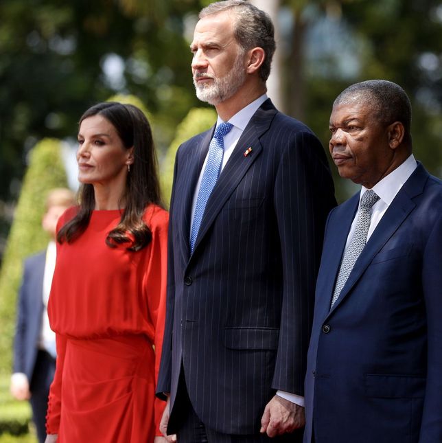 Spanish royals visit Angola
epa10454777 Angolan President Joao Lourenco (2-R) and First Lady Ana Dias Lourenco (R) pose with Spain's King Felipe VI (2-L) and Queen Letizia (L) on the last day of the Spanish royal couple's visit in Luanda, Angola, 08 February 2023. The Spanish royals were on a three-day official visit to Angola.  EPA/AMPE ROGERIO 
Dostawca: PAP/EPA.
AMPE ROGERIO