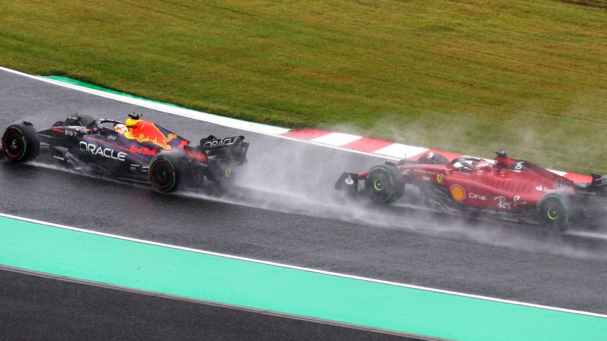 Zdjęcie okładkowe artykułu: Materiały prasowe / Red Bull / Na zdjęciu: Charles Leclerc (po prawej) za Maxem Verstappenem