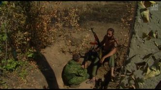 Mężczyźni podający się za wolontariuszy z Rosji, blokują wjazd do jednego z miast na wschodzie Ukrainy