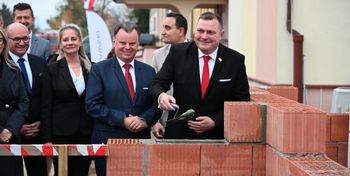 Kowal: Święto edukacji. Podpisano akt erekcyjny pod nowy budynek szkoły