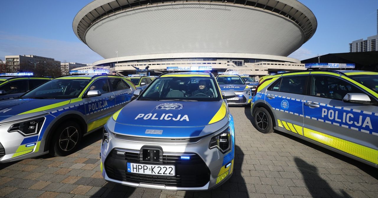 Katowice: Pod Spodkiem śląska policja odebrała flotę służbowych aut
