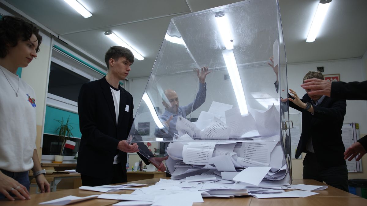 Kraków, 18.05.2025. Wybory prezydenta RP - I tura. Liczenie głosów w lokalu wyborczym w Krakowie, 18 bm. Zakończyło się głosowanie w I turze wyborów prezydenta RP. Rafał Trzaskowski z wynikiem 30,8 proc. głosów i Karol Nawrocki, który zdobył 29,1 proc. poparcia spotkają się w drugiej turze wyborów prezydenckich - wynika z sondażu exit poll wykonanego przez Ipsos dla TVP, TVN24 i Polsat News. (mr) PAP/Łukasz Gągulski