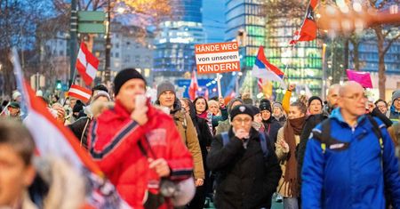 Protest przeciwko obostrzeniom w Austrii. Policja użyła gazu. Protestanci atakowali mundurowych fajerwerkami