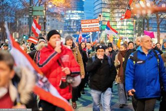 Protest przeciwko obostrzeniom w Austrii. Policja użyła gazu. Protestanci atakowali mundurowych fajerwerkami