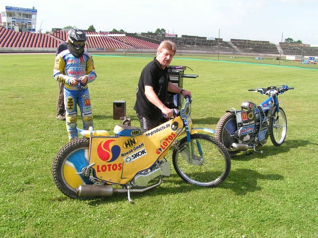 Tobias Kroner (z lewej) wraz ze swoim ojcem Josef - przy motocyklu (fot. archiwum Norberta Gatzki)