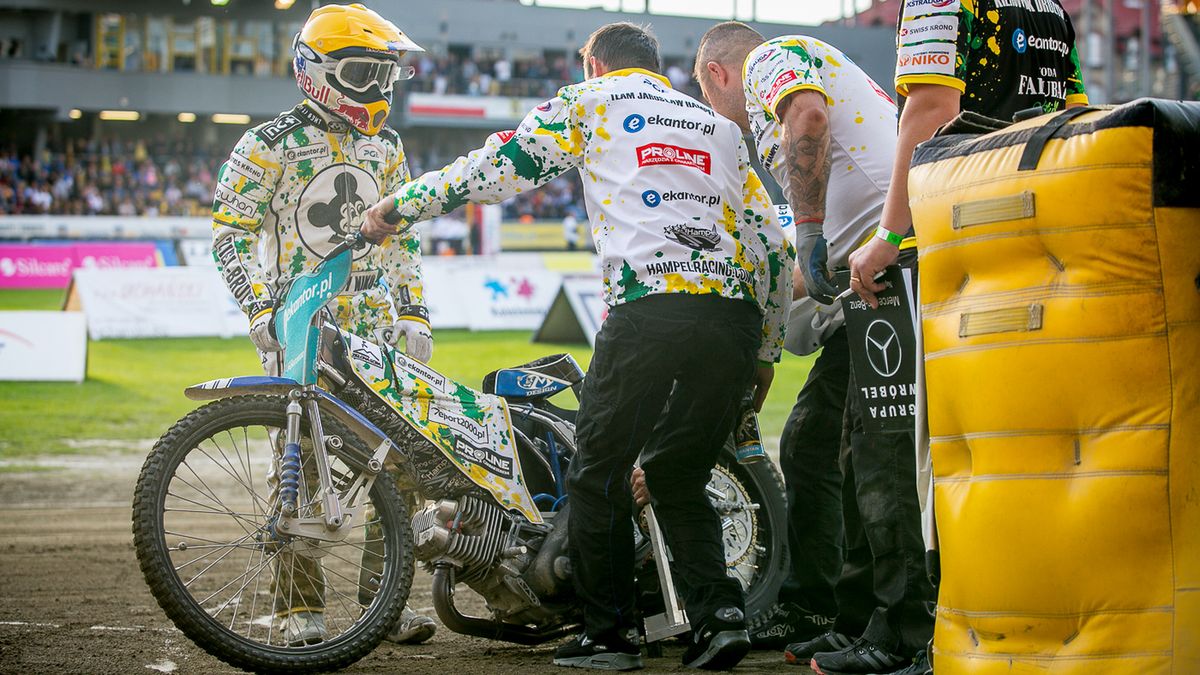 Zdjęcie okładkowe artykułu: WP SportoweFakty / Tomasz Jocz / Jarosław Hampel ma kłopot z motocyklem.