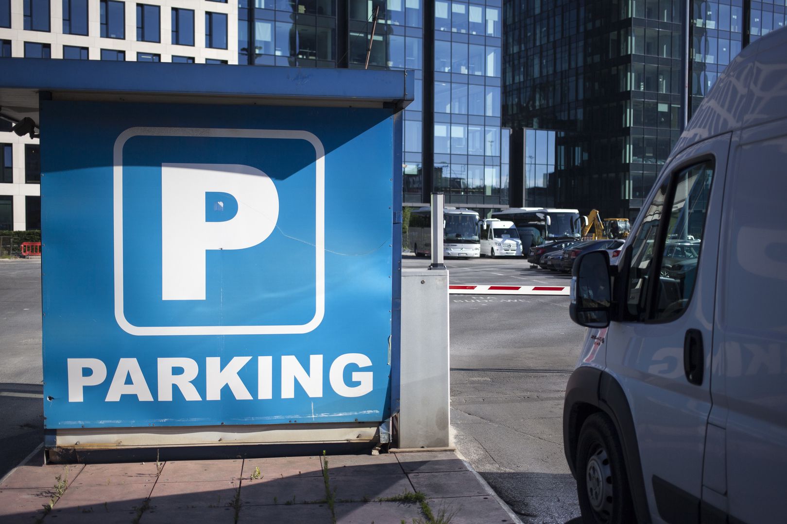 Co dalej z mandatami za parkowanie pod marketami? Jest stanowisko UOKiK