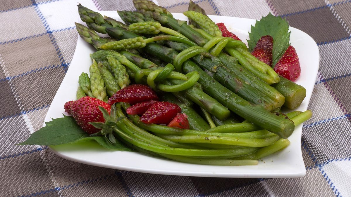 Gotowane szparagi z dodatkiem soli, odsączone
