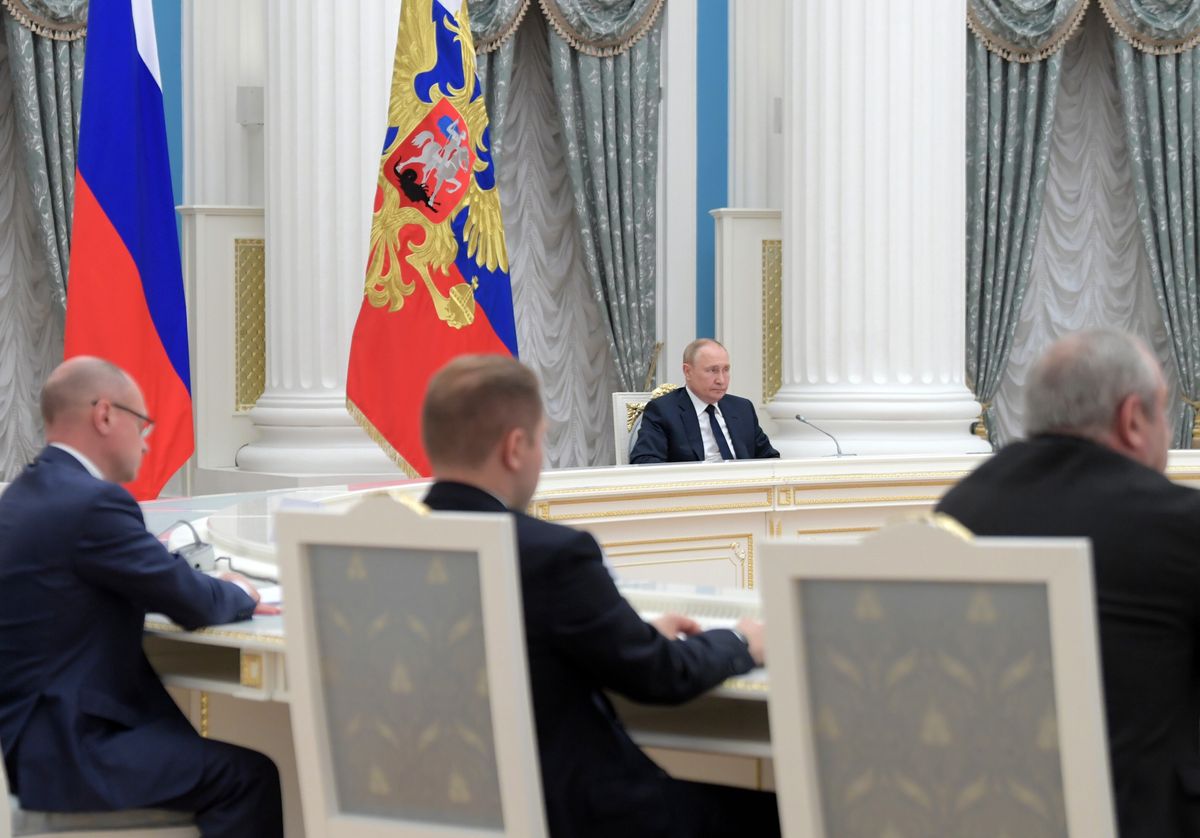 Prezydent Rosji Władimir Putin spotkał się z parlamentarzystami. Siedział sam, po jednej stronie ogromnego okrągłego stołu