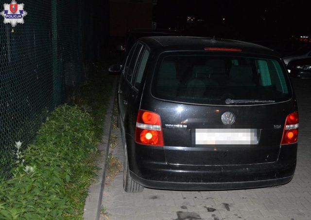 Trzy osoby wsiadły za kierownicę po alkoholu. Jedna z nich zakończyła podróż na drzewie (zdjęcia)