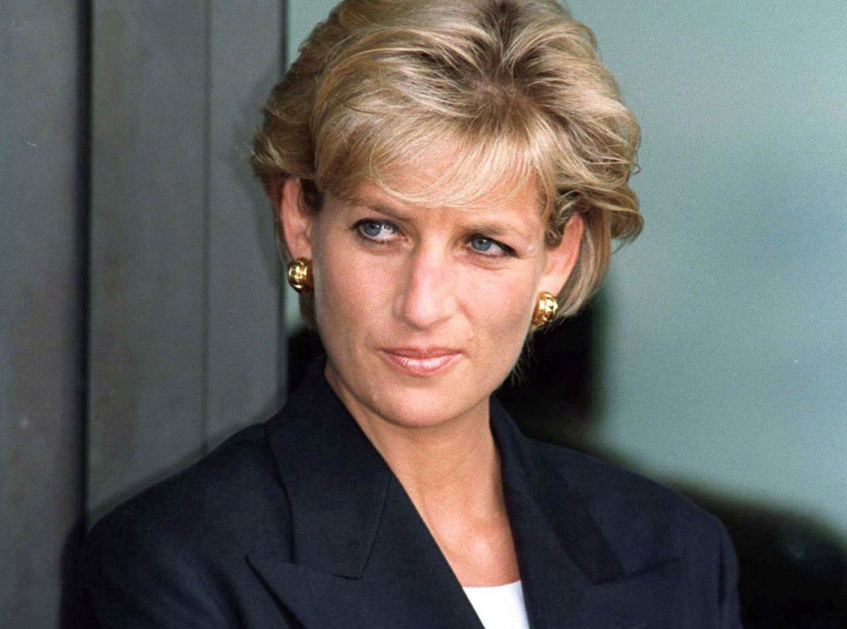 Księżna Diana w krókich włosach