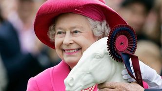 Królowa Elżbieta świętuje 96. urodziny, pozując z UKOCHANYMI KUCAMI (FOTO)