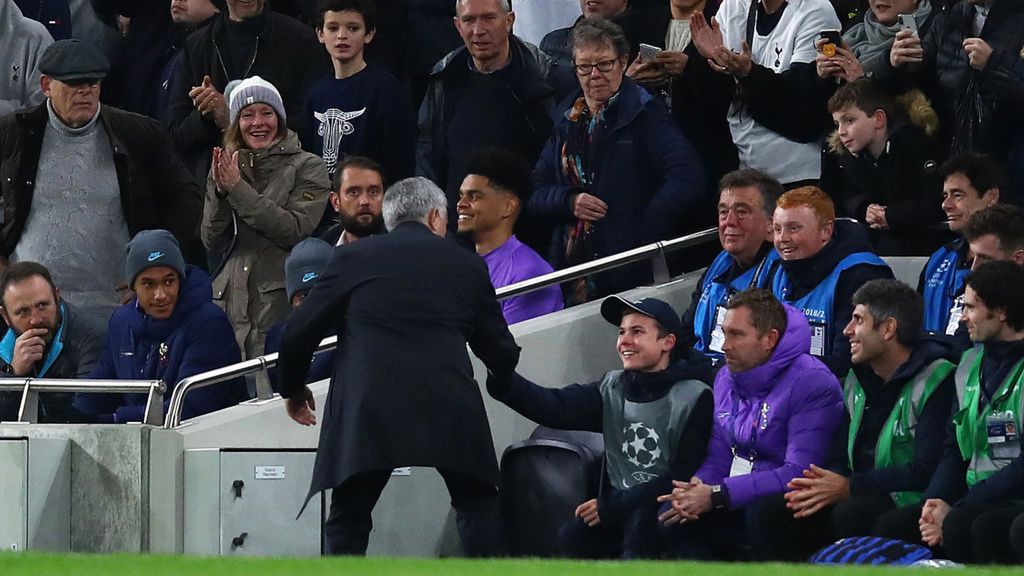 Zdjęcie okładkowe artykułu: Getty Images / Na zdjęciu: Jose Mourinho dziękuje chłopcu od podawania piłek