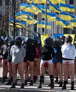 Protest przed ambasadą Rosji w Rydze. Łotyszki sprzeciwiają się przemocy seksualnej wobec Ukrainek