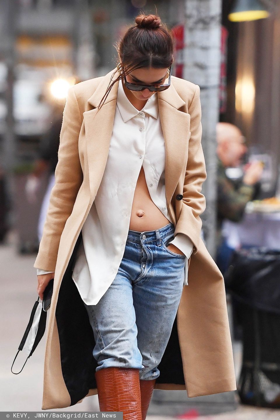 Emily Ratajkowski spaceruje po Nowym Jorku eksponując brzuszek