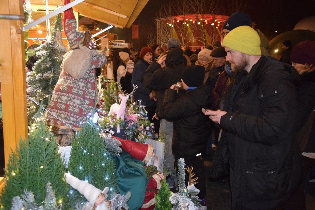 Choinka już się świeci, czyli zaczął się Zduńskowolski Jarmark Bożonarodzeniowy