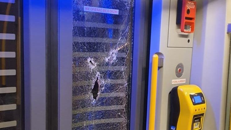 Śląskie. Pijana 21-letnia kobieta w Katowicach uszkodziła dwie szyby w tramwaju.