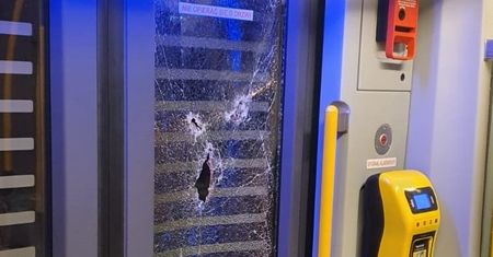 Katowice. Pijana kobieta zniszczyła wagon tramwajowy. Nie wie, dlaczego