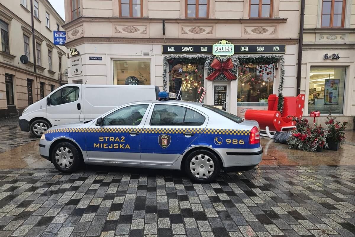 Interwencja straży miejskiej na deptaku przed restauracją Pelier