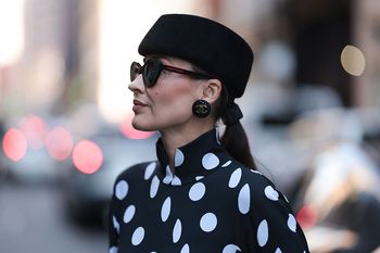Modna alternatywa dla czapki. Toczek powraca w nowoczesnym wydaniu