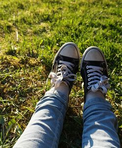 Damskie stylizacje ze sportowymi butami na platformie w roli głównej